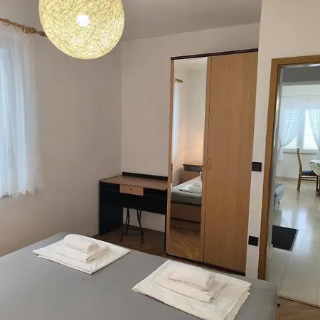 Apartment Apartments With Parking Space Primosten - 27866 *